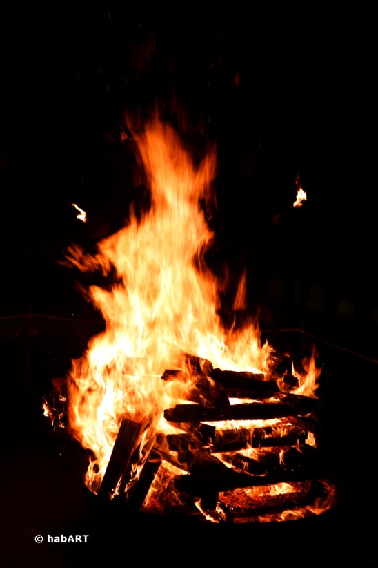 Freudenfeuer in der Nacht