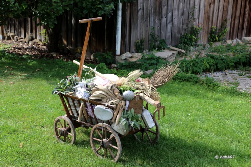 Übergabe eines Blumenstraußes an die Autorin Linda Graze