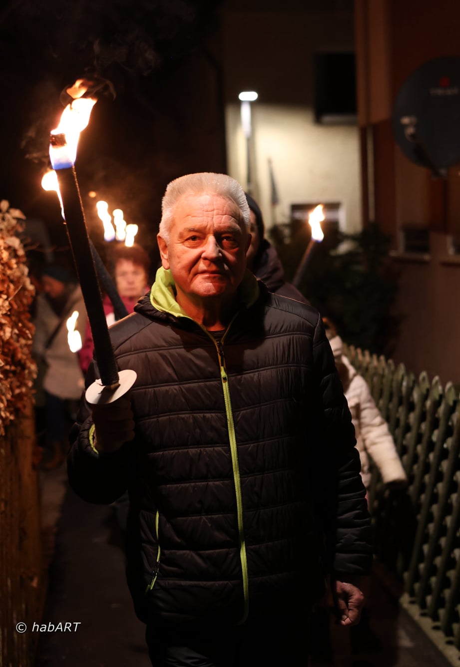 Ein männlicher Fackelträger 