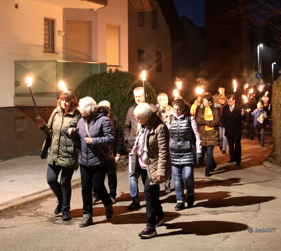 Fackelzug mit vielen Menschen