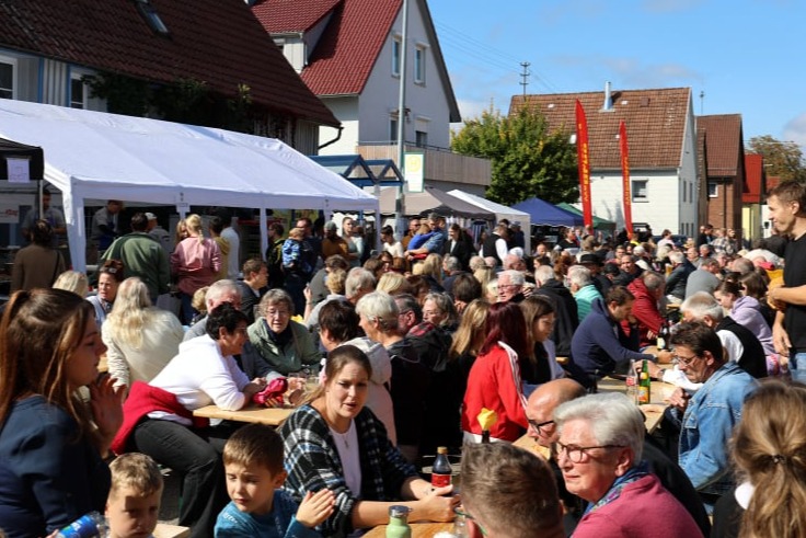 Besucher bei der Hocketse 