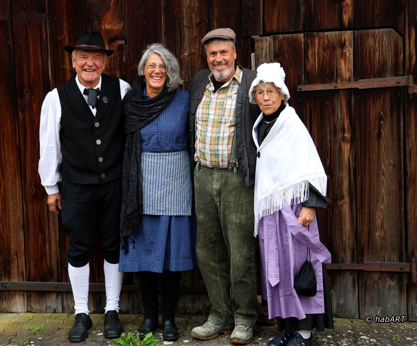 Menschen in historischer Kleidung