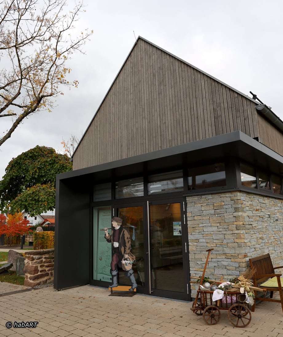 Neues Museum, Frontansicht mit Leiterwagen
