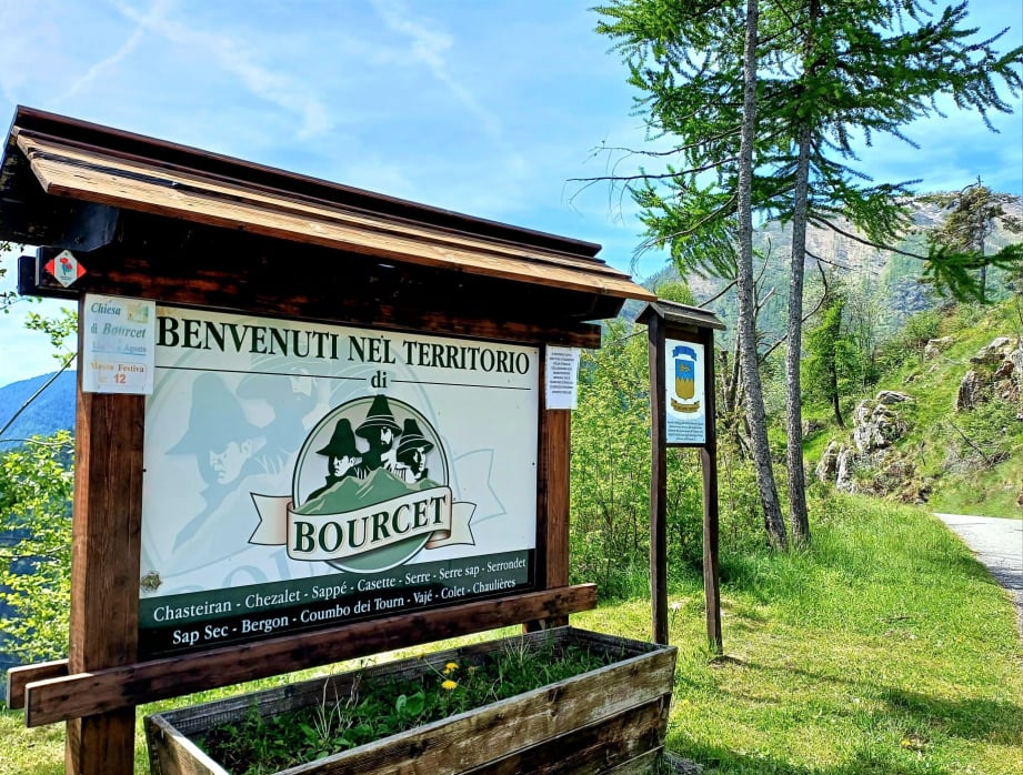Das Willkommensschild von Bourcet