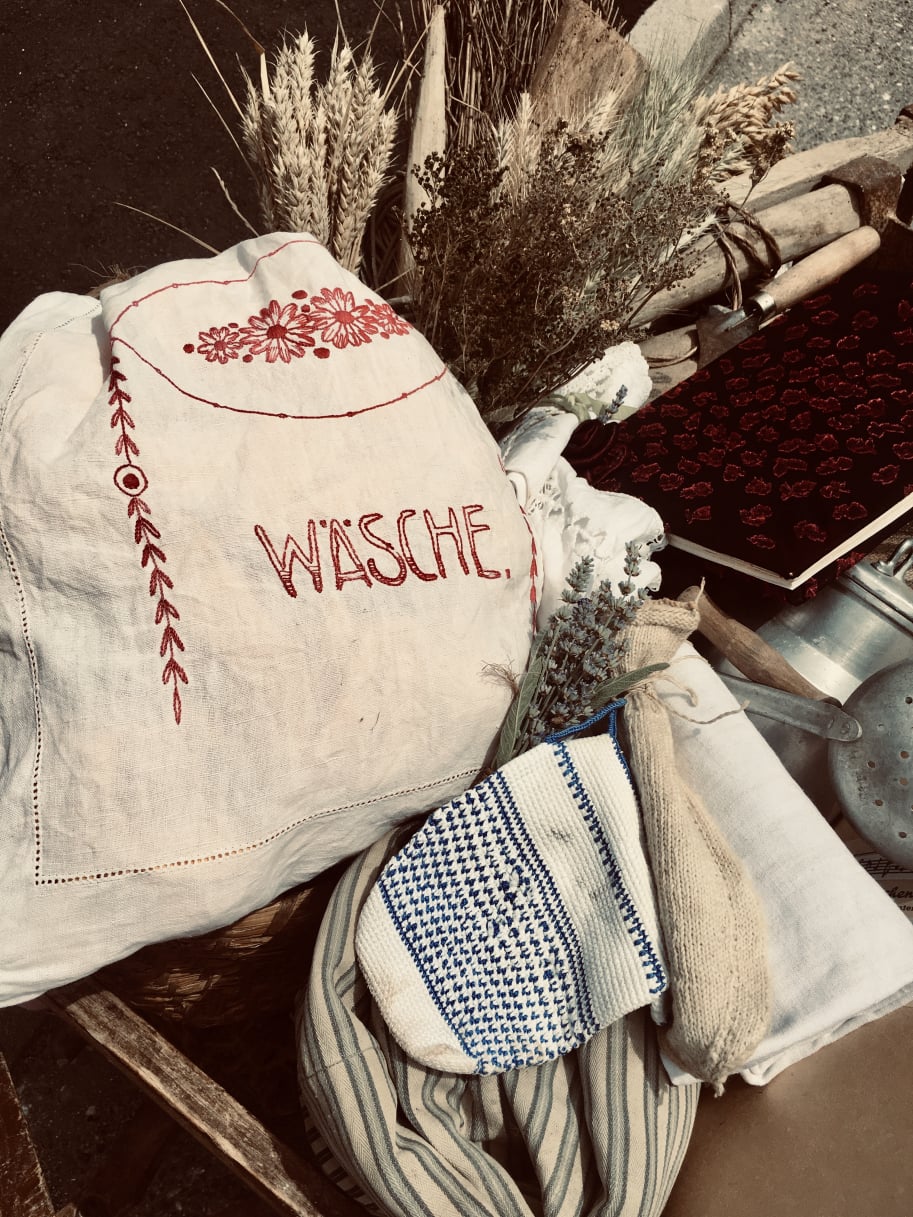 Blick auf den Karren. Alte Säcke, Korn.