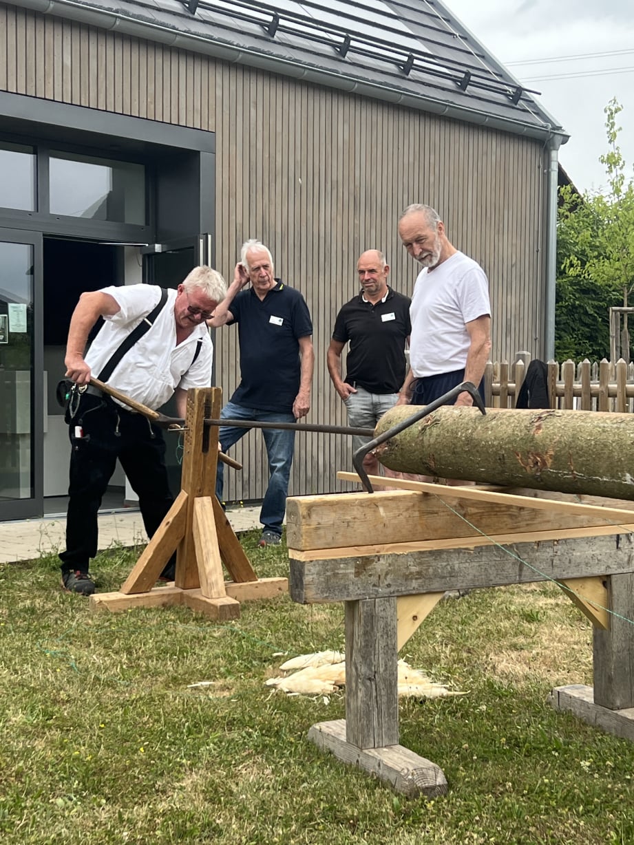 Der Teuchelmacher führt sein Handwerk vor