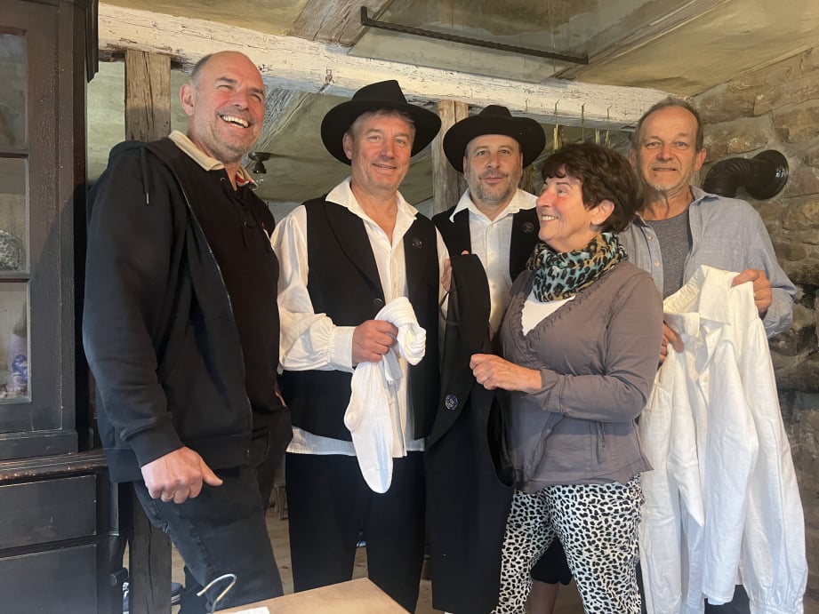 Männer bei der Trachtenanprobe im neuen Museum mit Hanne