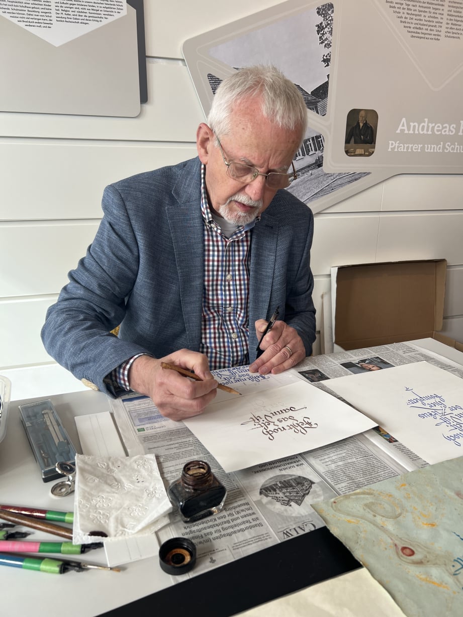 Ein Schriftenkünstler bei der Arbeit