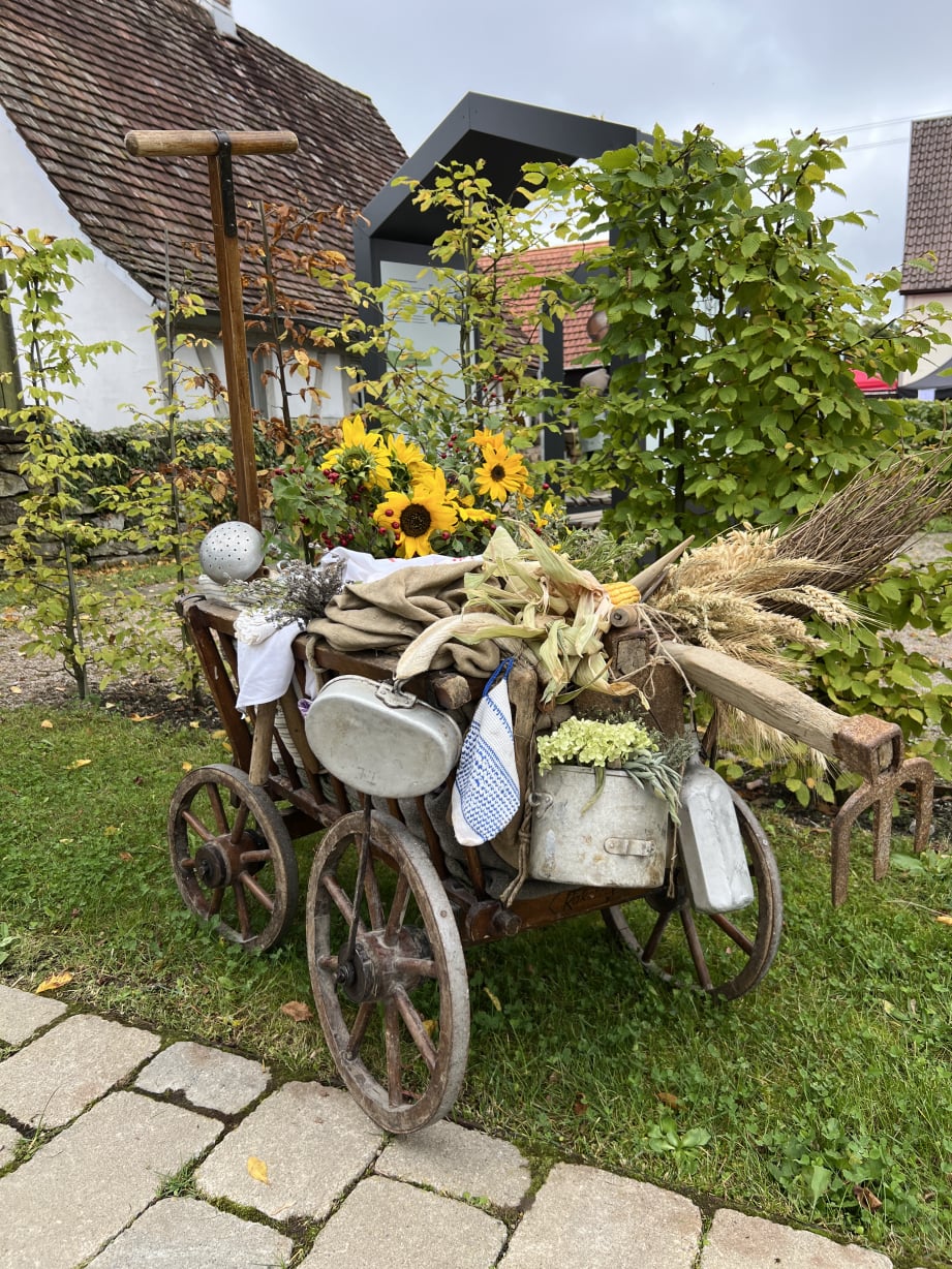Schön dekorierter Leiterwagen
