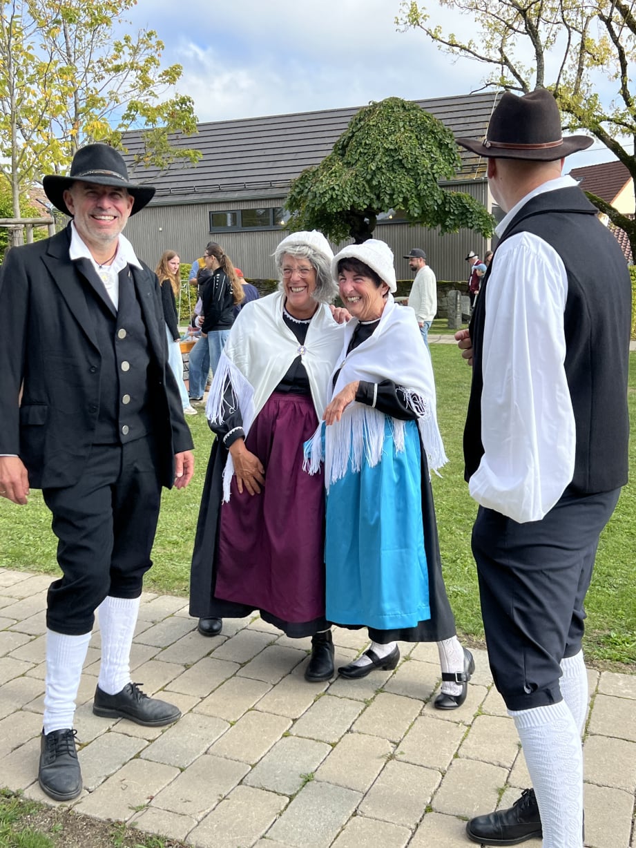 Trachtenträger spaßen miteinander