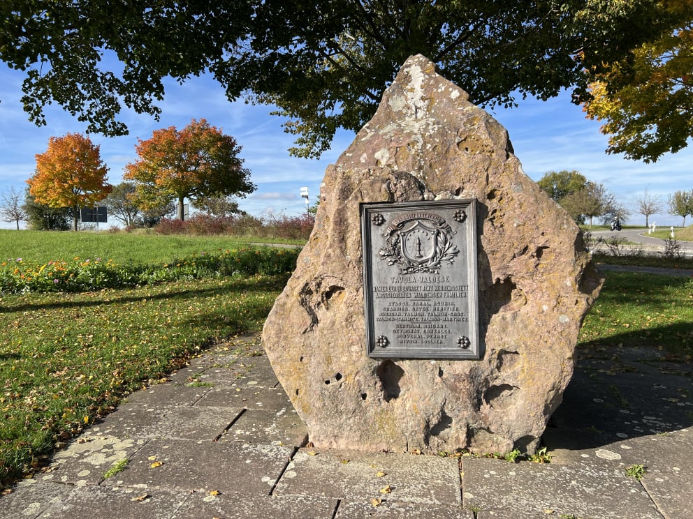 Der Waldenserstein in der Sonne