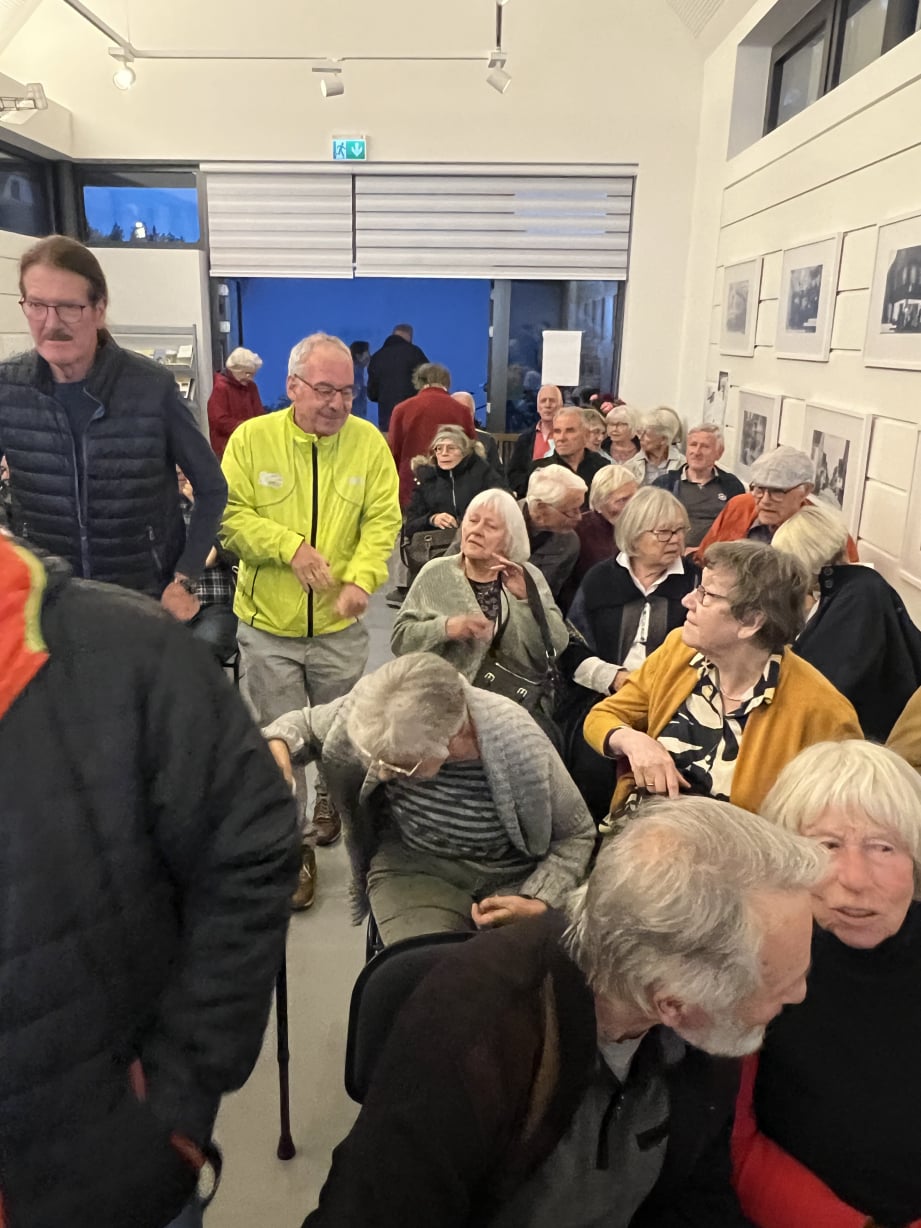 Viele Gäste bei der Platzsuche im Museum