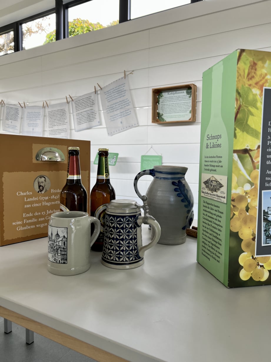 Bierkrüge, Weinkrug und Bierflaschen in der Ausstellung