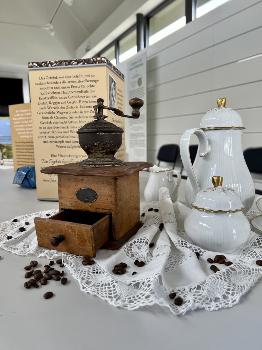 Alte Kaffeemühle und Service