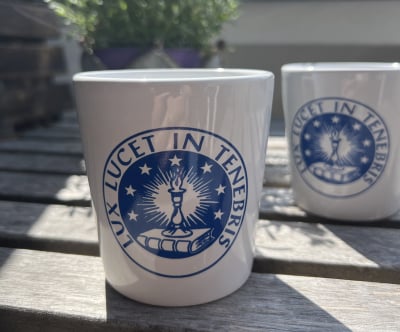 Tassen "Lux lucet in Tenebris"