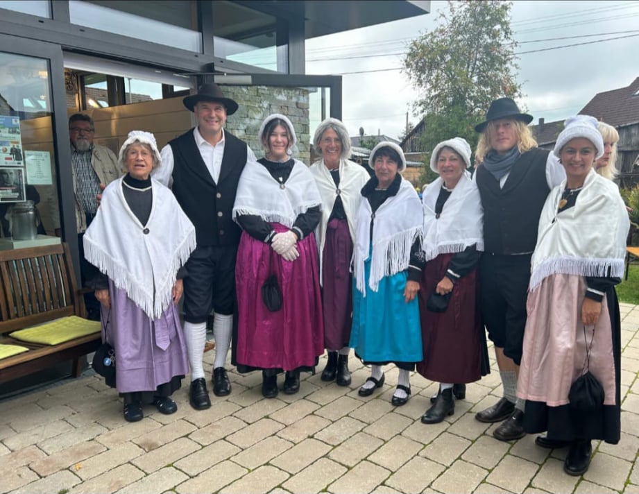 Trachtengruppe vor dem Neuen Museum